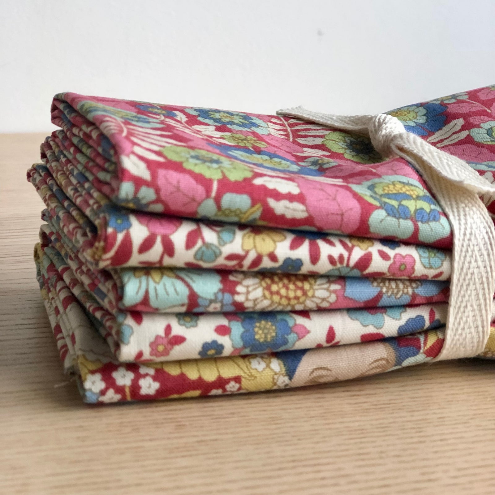 Wallflower Fat Quarter Bundle Red