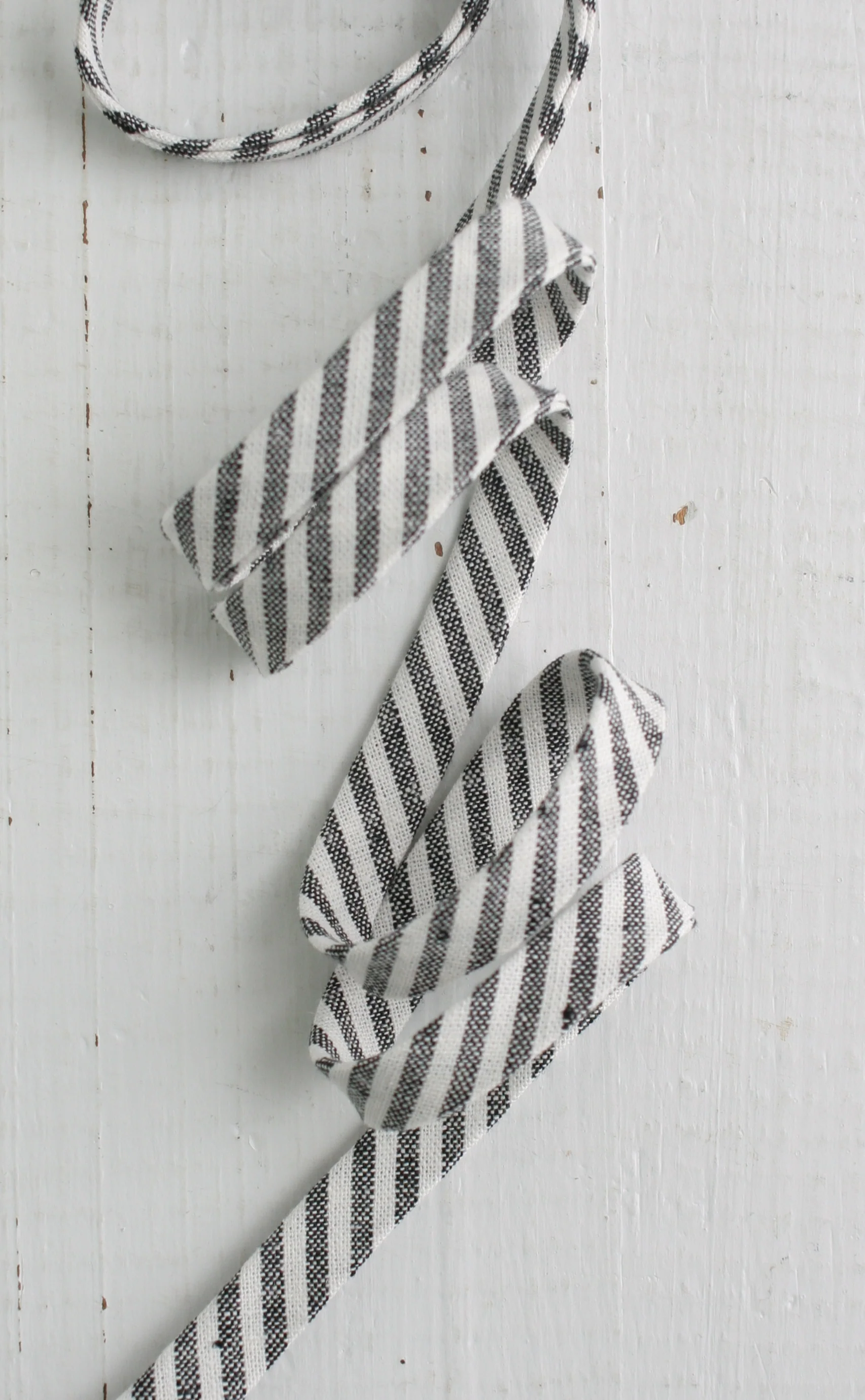 Bias Quilt Binding Black Linen Stripe